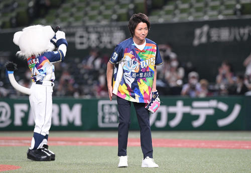 西武対楽天 試合前のセレモニアルピッチを終え一礼する藤原竜也(撮影・滝沢徹郎)
