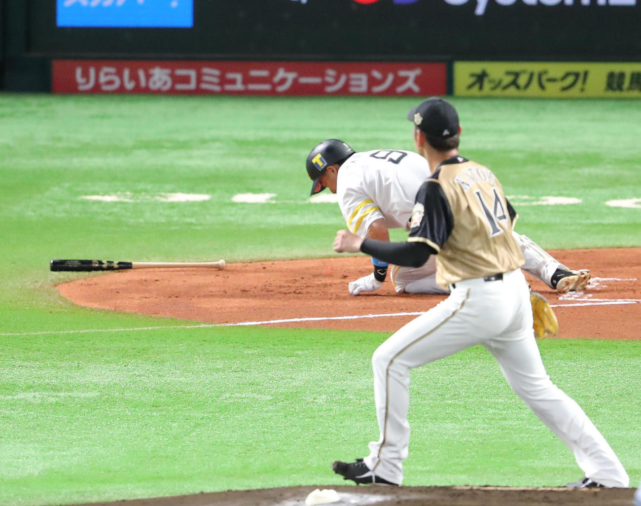 ソフトバンク対日本ハム　1回裏ソフトバンク1死一塁、柳田悠岐は自打球を当て痛がる（撮影・梅根麻紀）