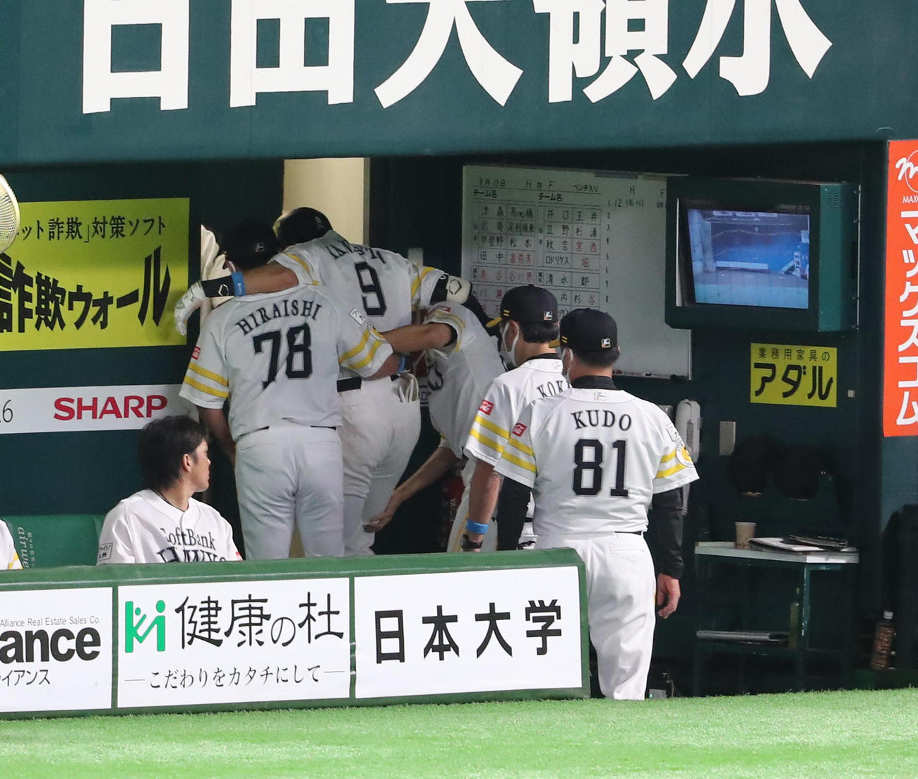 ソフトバンク対日本ハム　1回裏ソフトバンク1死一塁、柳田悠岐は自打球を当ていったんベンチ裏に引っ込む（撮影・梅根麻紀）