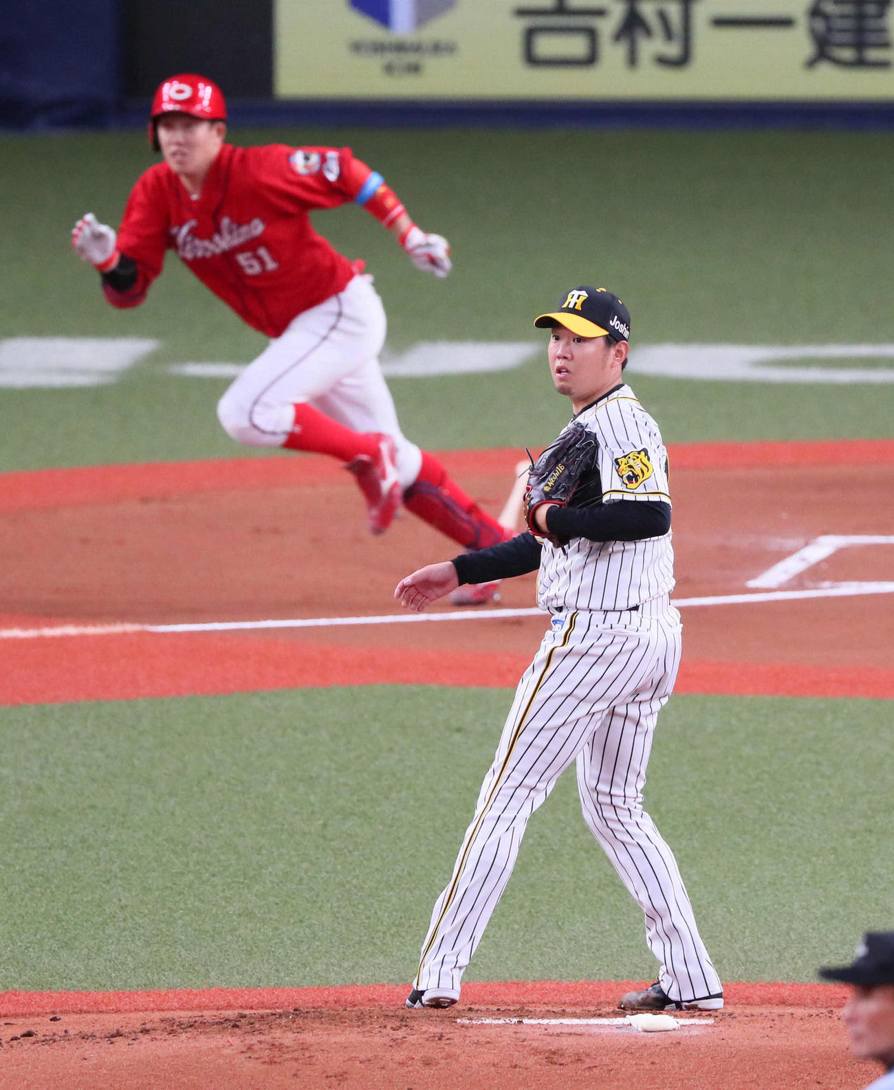 阪神対広島　1回表広島1死一塁、西勇は小園に右中間へ先制適時三塁打を浴びる（撮影・宮崎幸一）