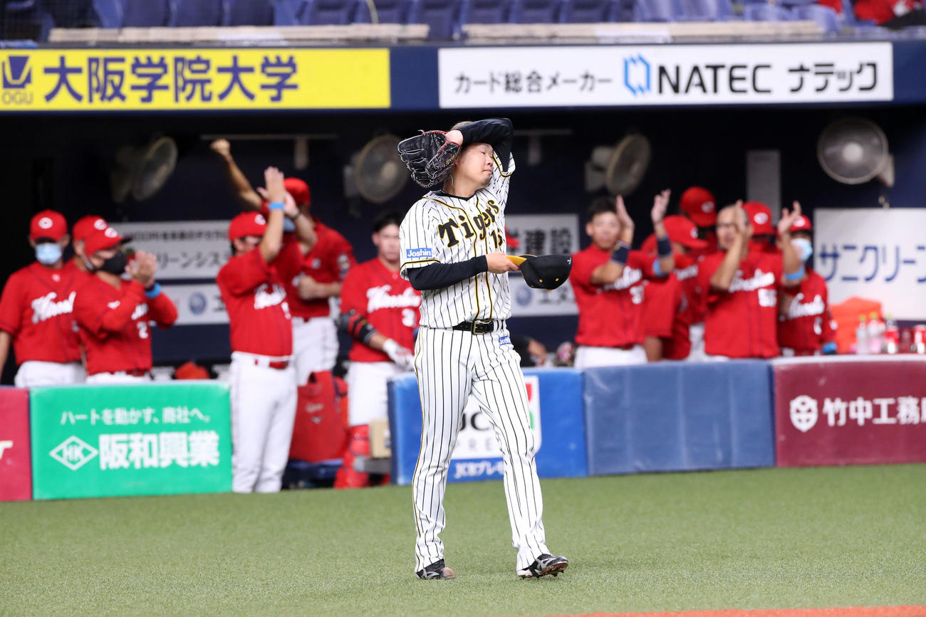 阪神対広島　1回表広島1死一塁、西勇は小園に右中間越え適時三塁打を打たれ失点する（撮影・加藤哉）