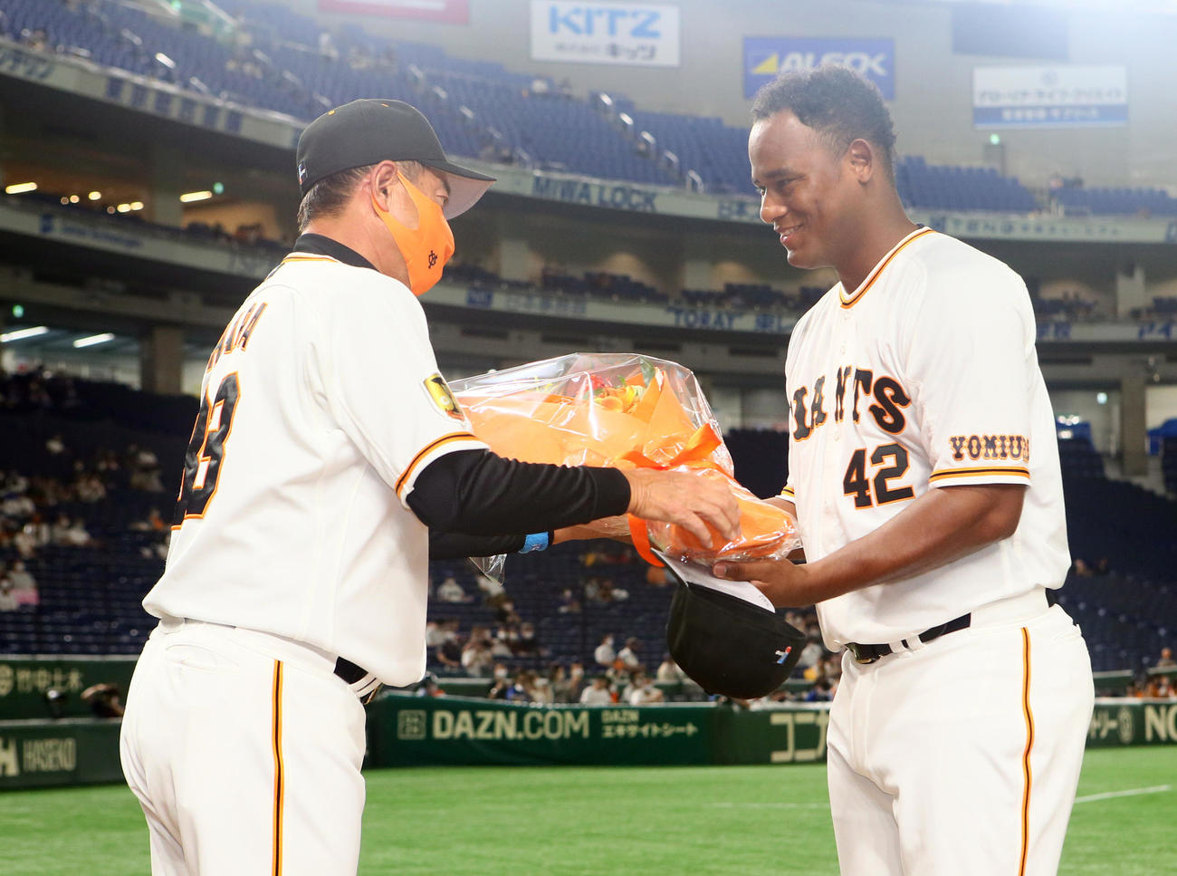 巨人対中日　試合前のセレモニーで巨人原監督（左）から花束を受け取るメルセデス（撮影・足立雅史）