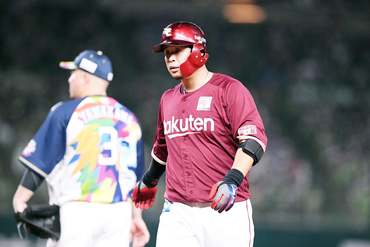 西武対楽天　5回表楽天1死満塁、2点適時打を放った浅村（撮影・滝沢徹郎）