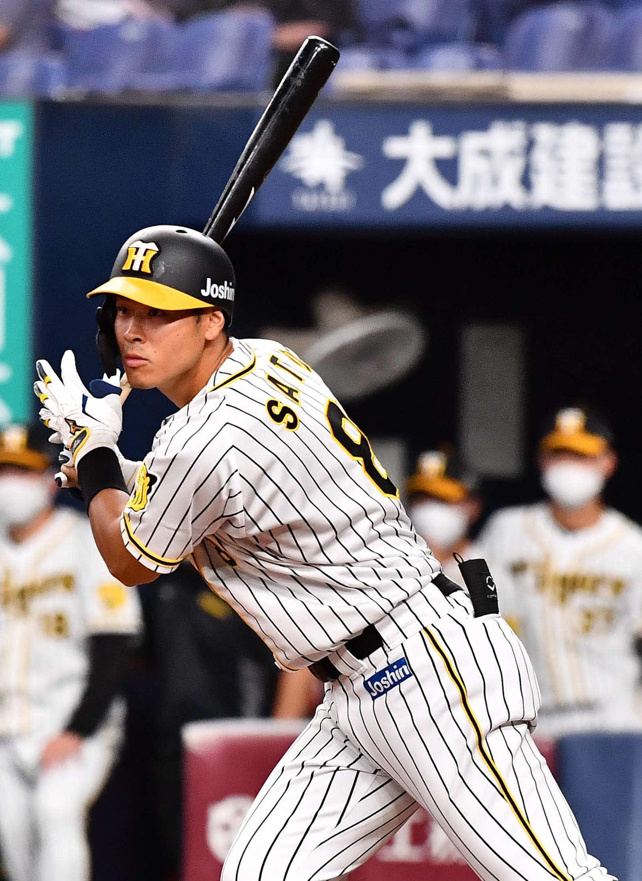 阪神対広島　9回裏阪神無死一、二塁、左翼線へ2点適時二塁打を放つ佐藤輝（撮影・上田博志）