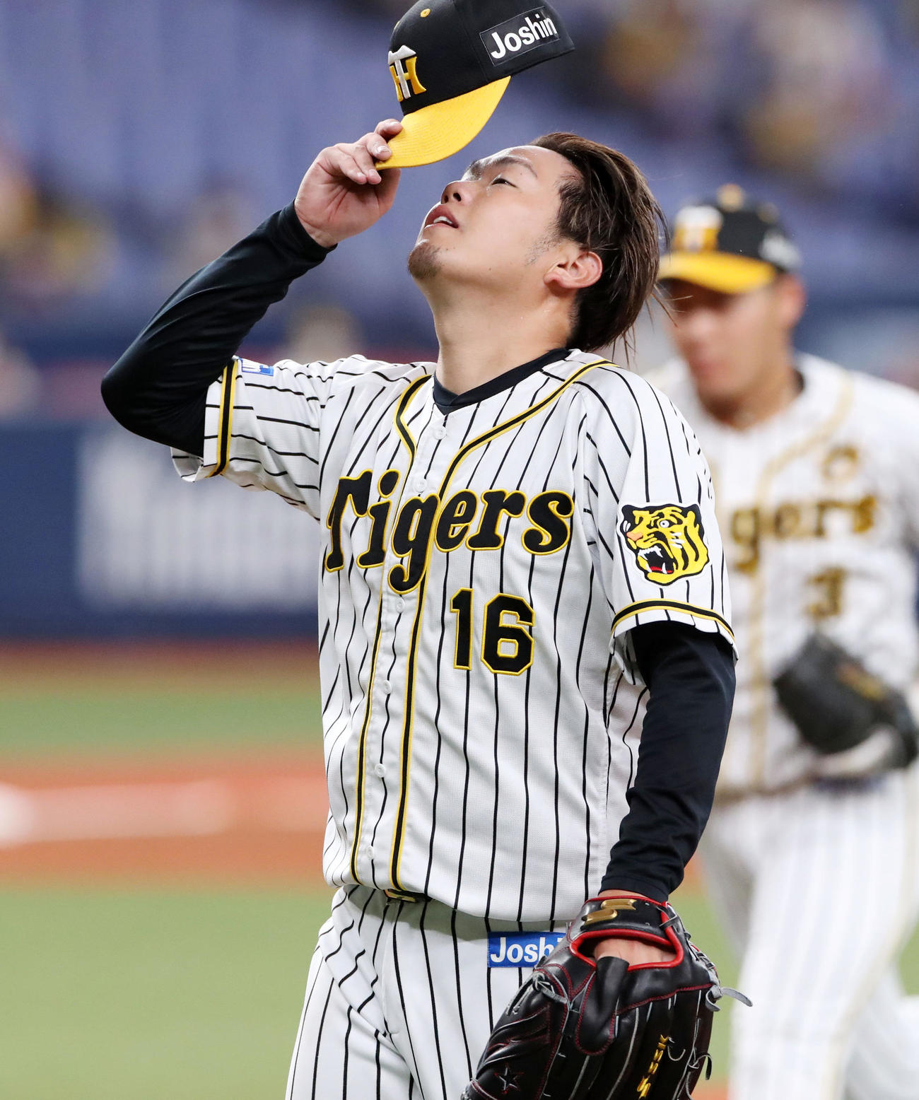 阪神対広島　2回を終えベンチへ引き揚げる西勇輝（撮影・加藤哉）