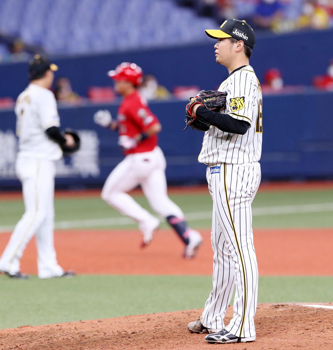 阪神対広島　5回表広島無死、西勇輝は野間に右越え本塁打を被弾（撮影・加藤哉）