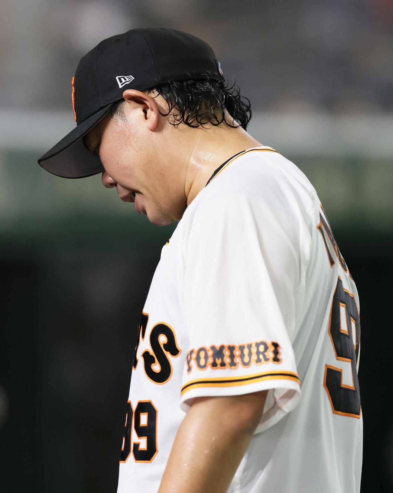 巨人対中日　7回途中悔しそうにマウンドを降りる巨人山口（撮影・足立雅史）