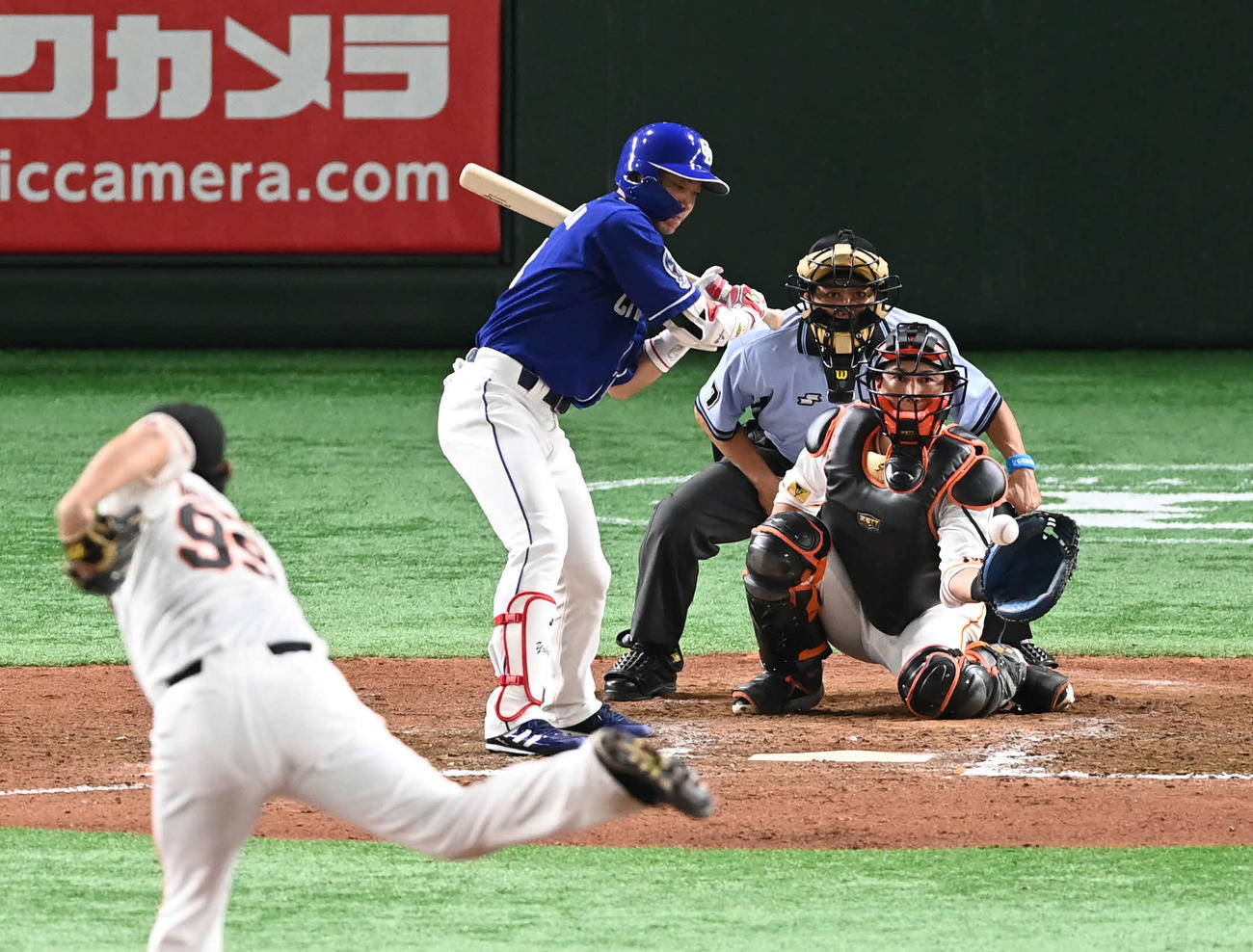 巨人対中日　7回表中日無死、大島は四球を選ぶ。投手山口（撮影・山崎安昭）