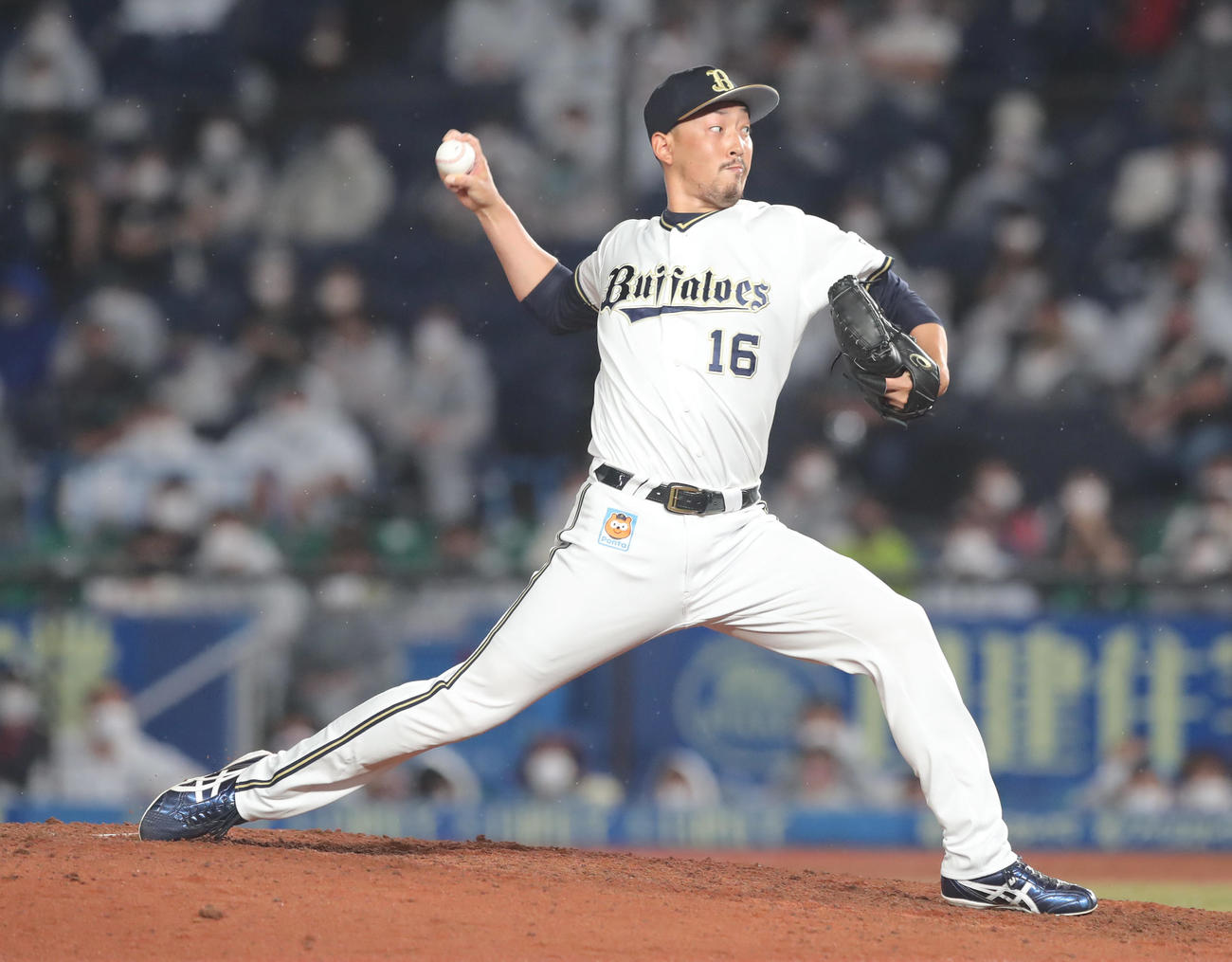ロッテ対オリックス　9回裏ロッテ2死一、二塁、オリックス5番手で登板し力投する平野（撮影・垰建太）