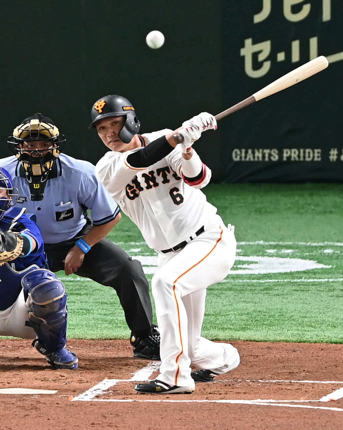 巨人対中日　1回裏巨人無死一塁、坂本は左安打を放つ。投手柳（撮影・山崎安昭）