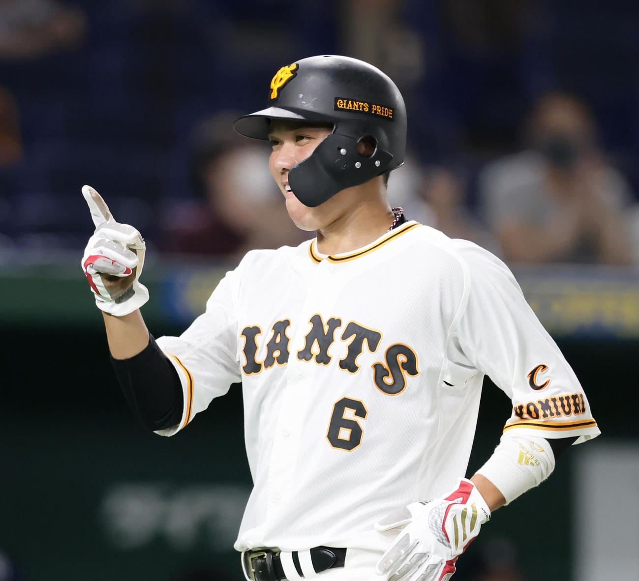 巨人対中日　8回裏巨人1死一、二塁、岡本和の左前適時打で生還し笑顔を見せる二塁走者坂本（撮影・足立雅史）