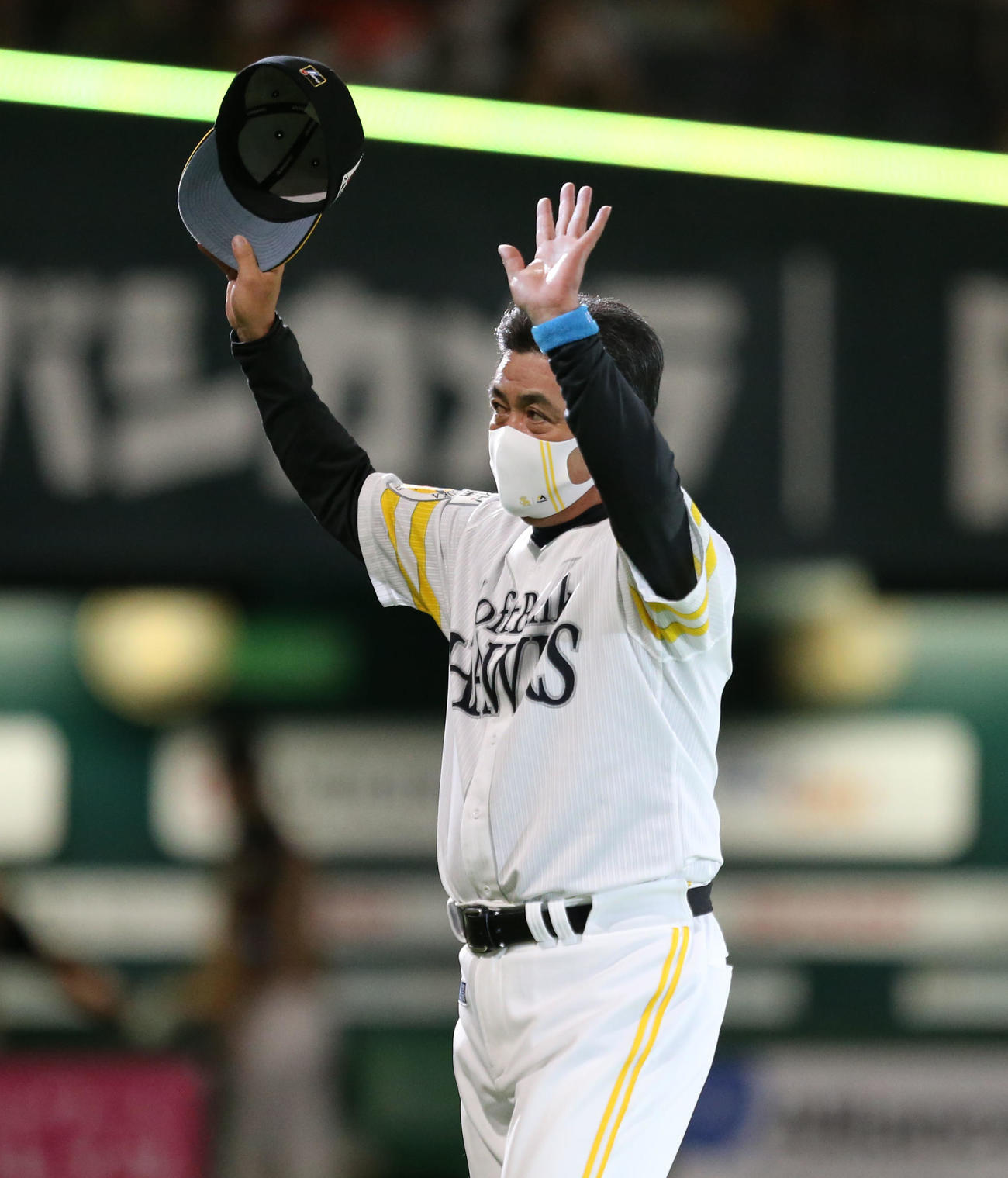 ソフトバンク対日本ハム　日本ハムに勝利しファンの声援に応える工藤監督（撮影・屋方直哉）