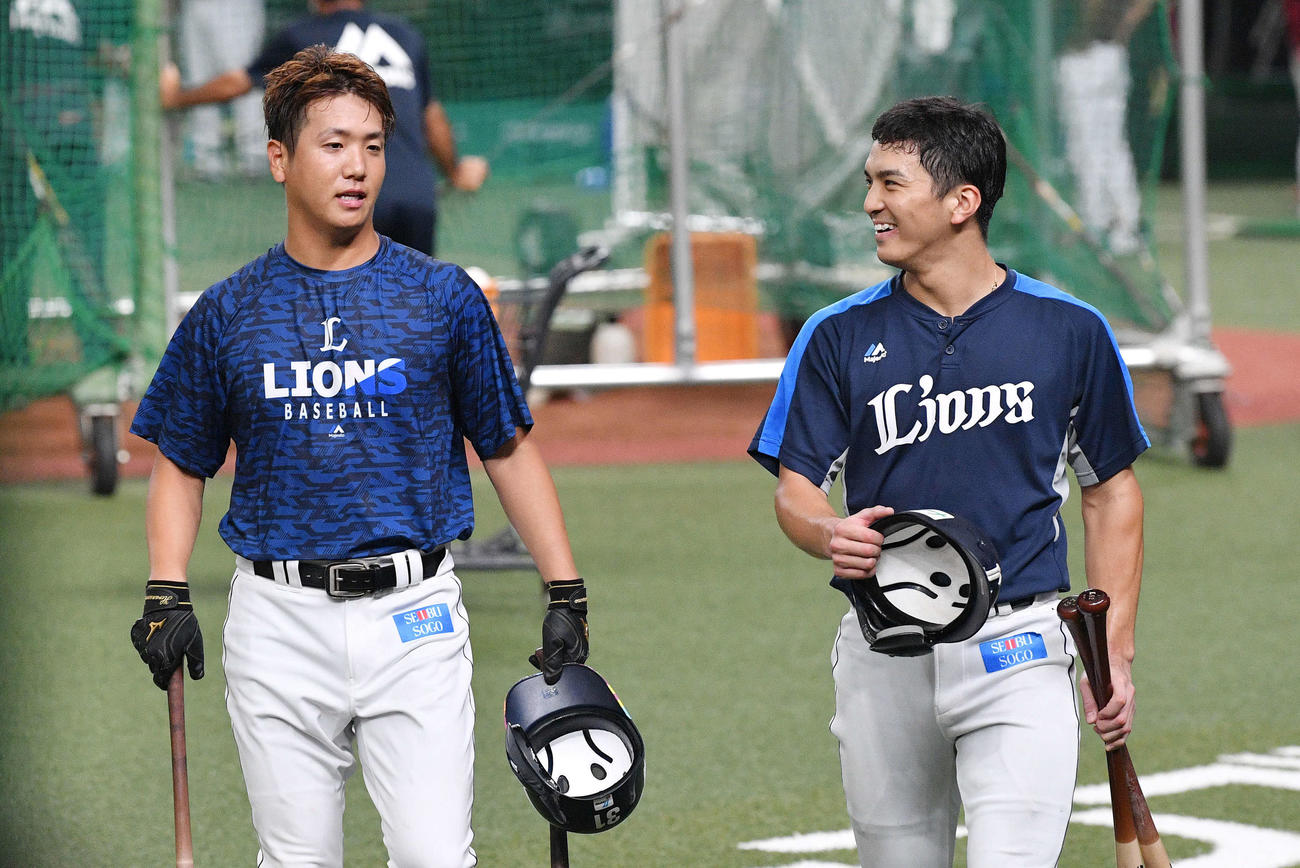 西武対楽天　試合前練習を終え引き揚げる西武平沼（左）と山田（撮影・滝沢徹郎）