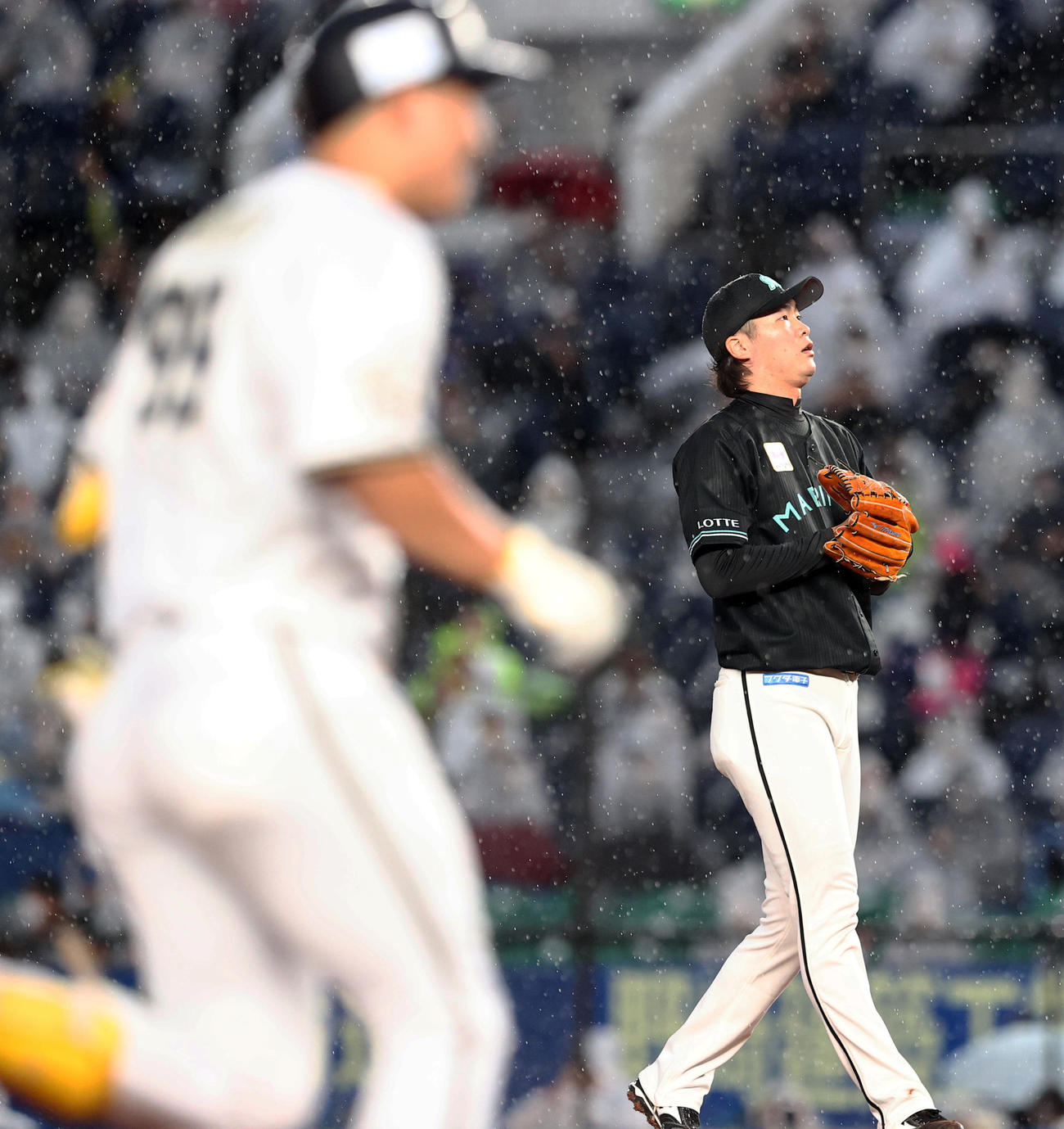 ロッテ対オリックス　1回表オリックス2死二塁、杉本（左）に先制の2点本塁打を浴びる二木（撮影・垰建太）