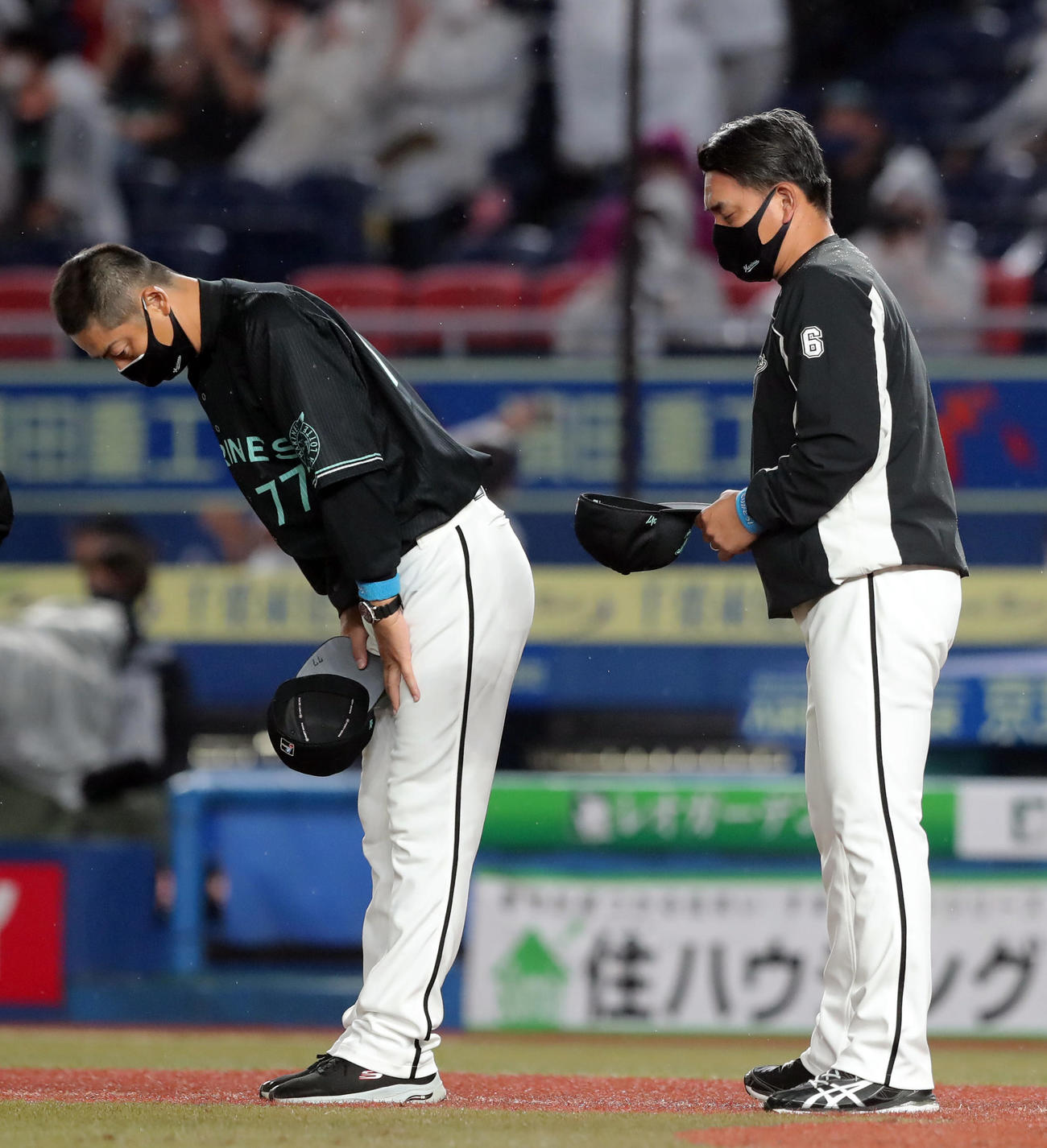 ロッテ対オリックス　オリックスに敗れスタンドにあいさつするロッテ井口監督（右）（撮影・垰建太）