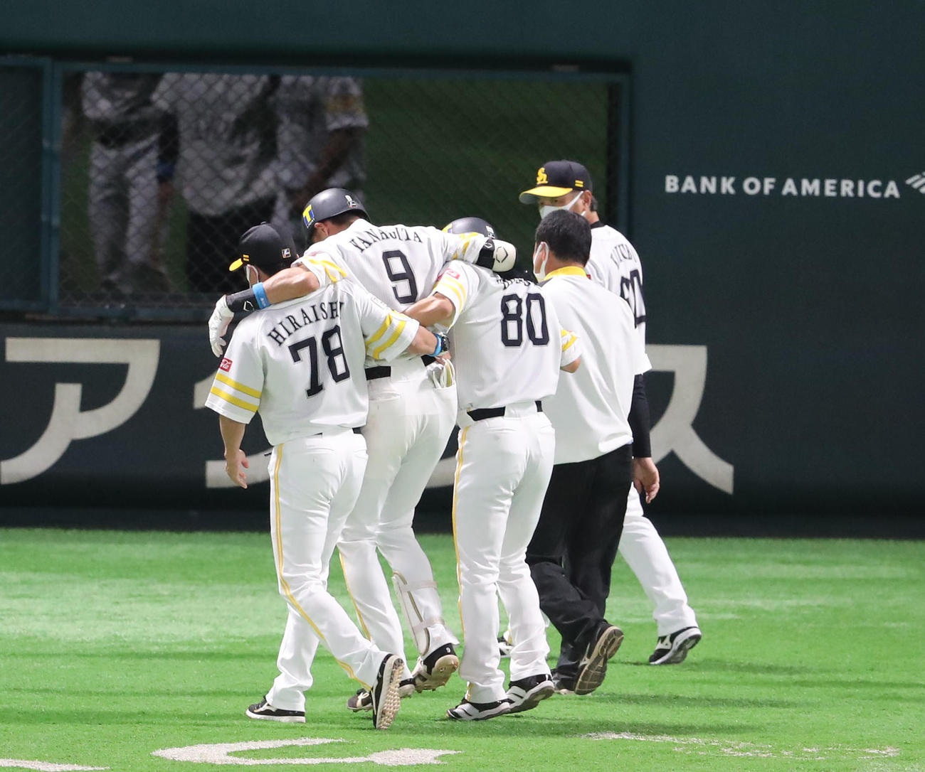 ソフトバンク対日本ハム　1回裏ソフトバンク1死一塁、柳田は自打球を当て、一度ベンチへ戻る（撮影・梅根麻紀）
