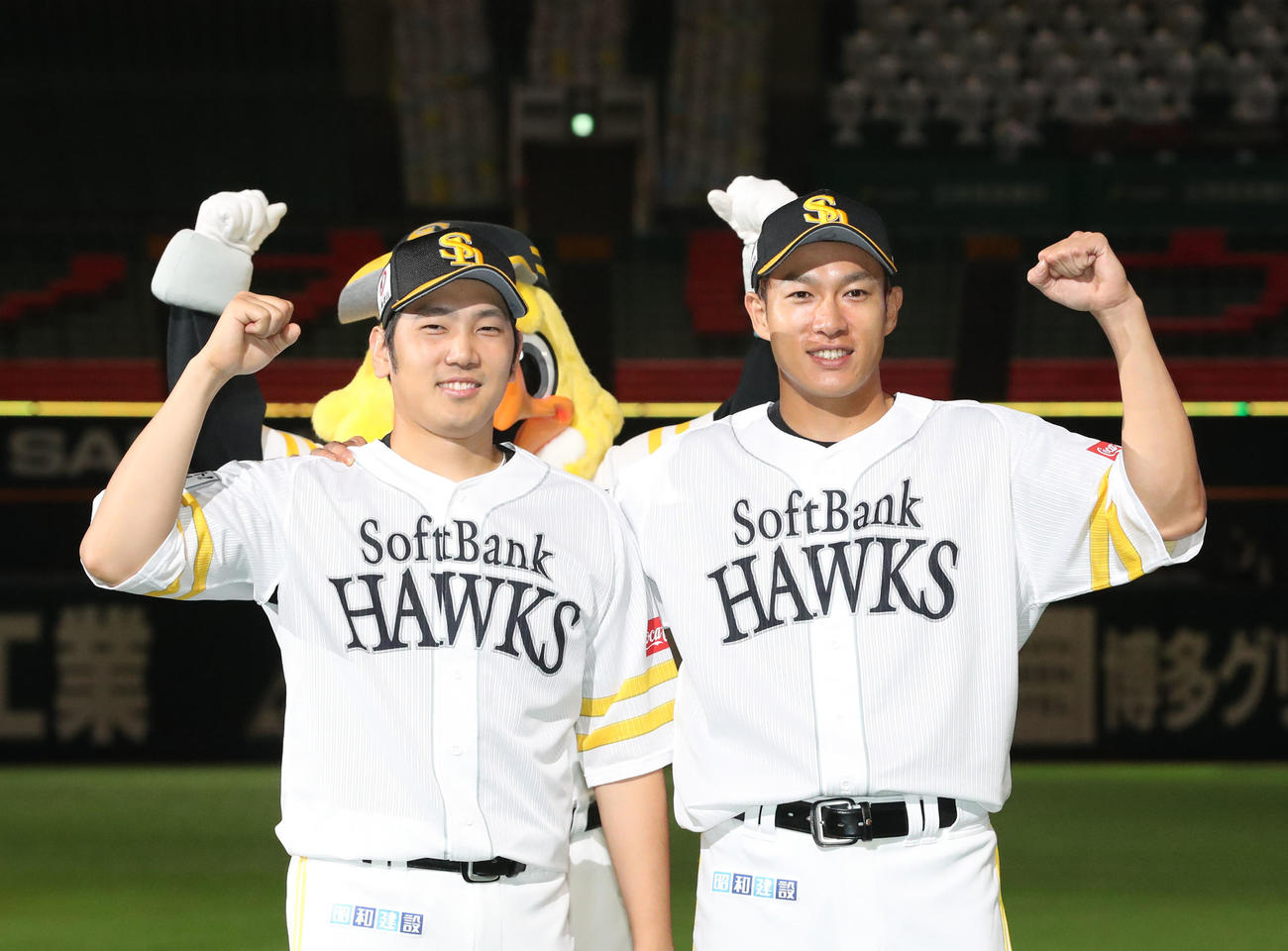 ソフトバンク対日本ハム　ヒーローインタビュー後、ガッツポーズをする石川（左）と柳田（撮影・屋方直哉）