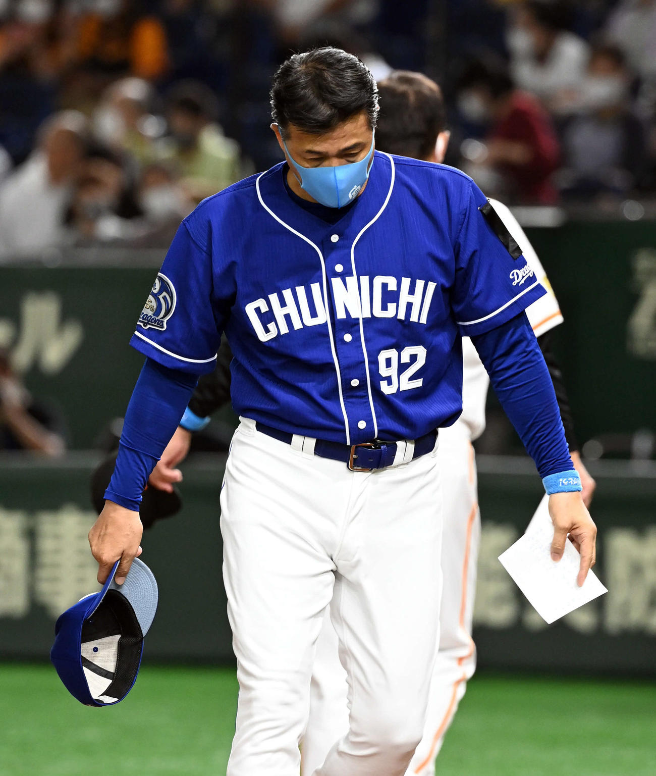 巨人対中日　喪章を付けて試合に臨んだ中日与田監督（撮影・たえ見朱実）
