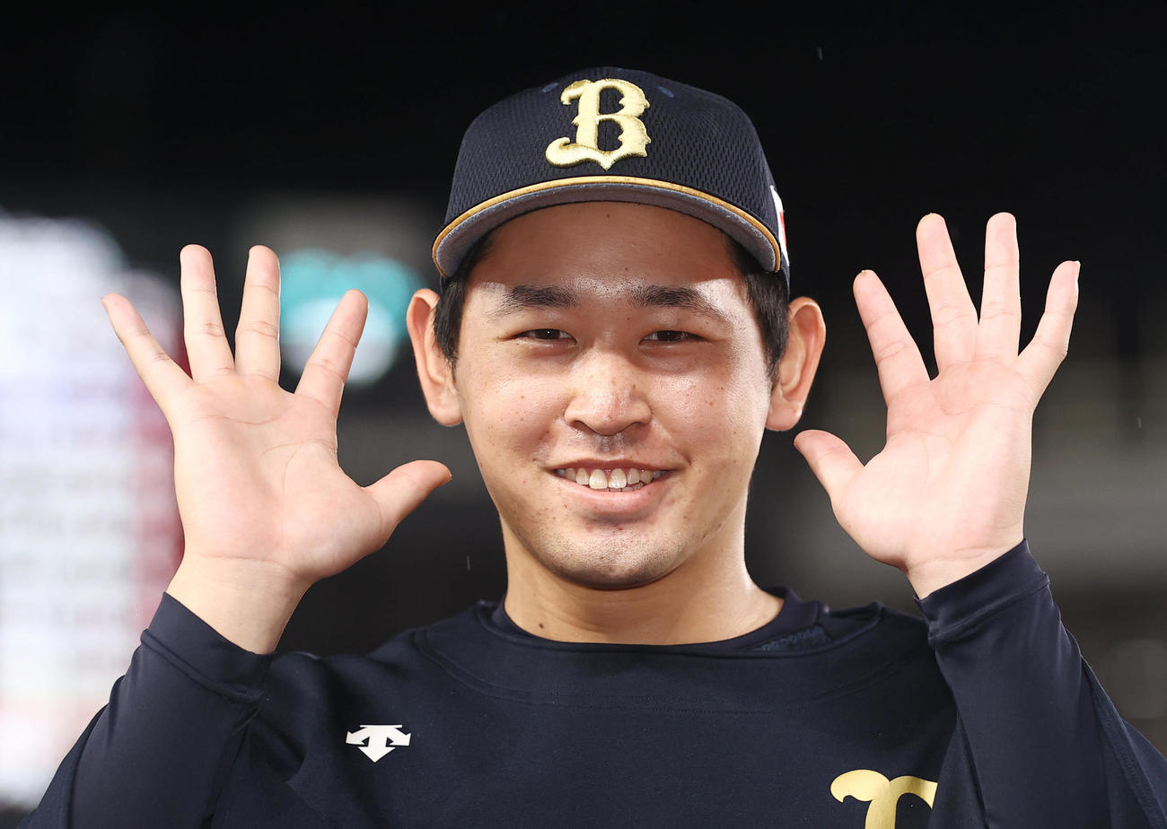 ロッテ対オリックス　10勝目を挙げ10本の指を立て笑顔で写真に納まるオリックス宮城（撮影・垰建太）