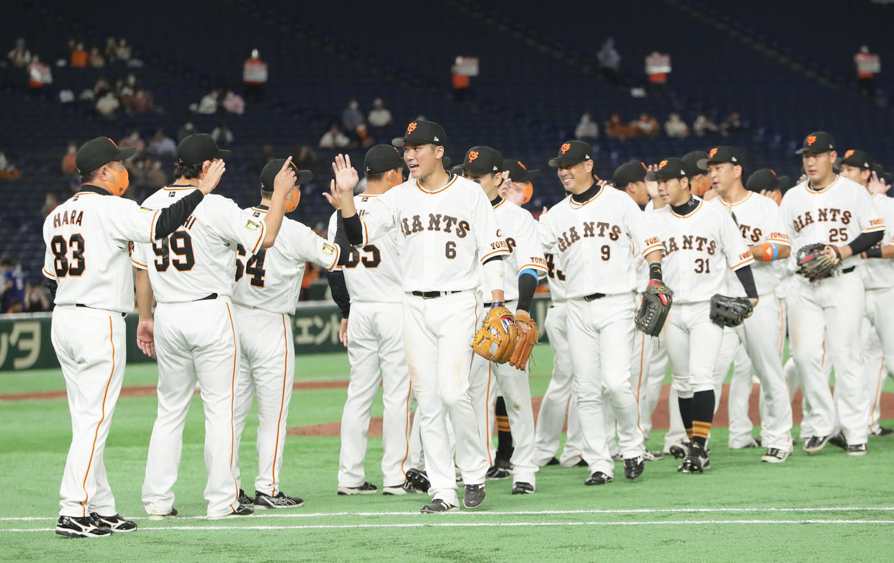 巨人対中日　勝利し笑顔でタッチを交わす巨人坂本（中央）ら。左端は原監督（撮影・足立雅史）