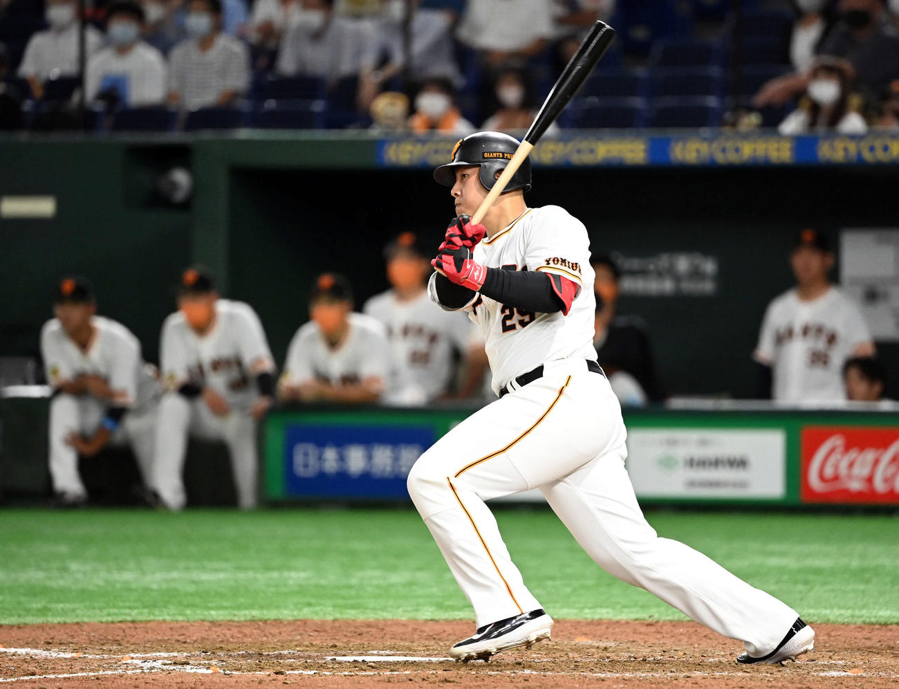 巨人対中日　8回裏巨人1死一、二塁、勝ち越しの適時打を放つ岡本和（撮影・たえ見朱実）