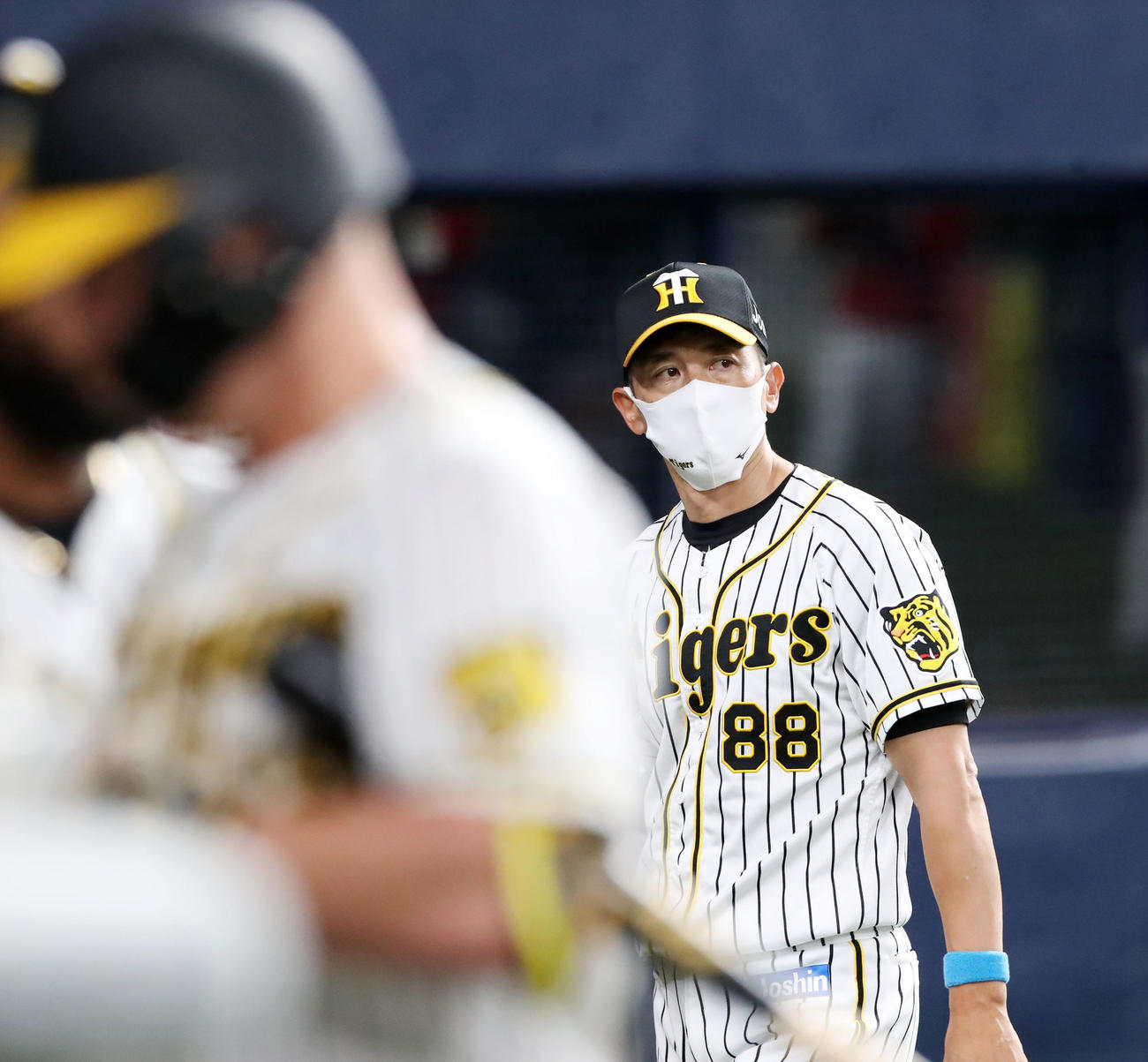 阪神対広島　6回裏の攻撃を終え選手交代を告げる矢野燿大監督（撮影・加藤哉）