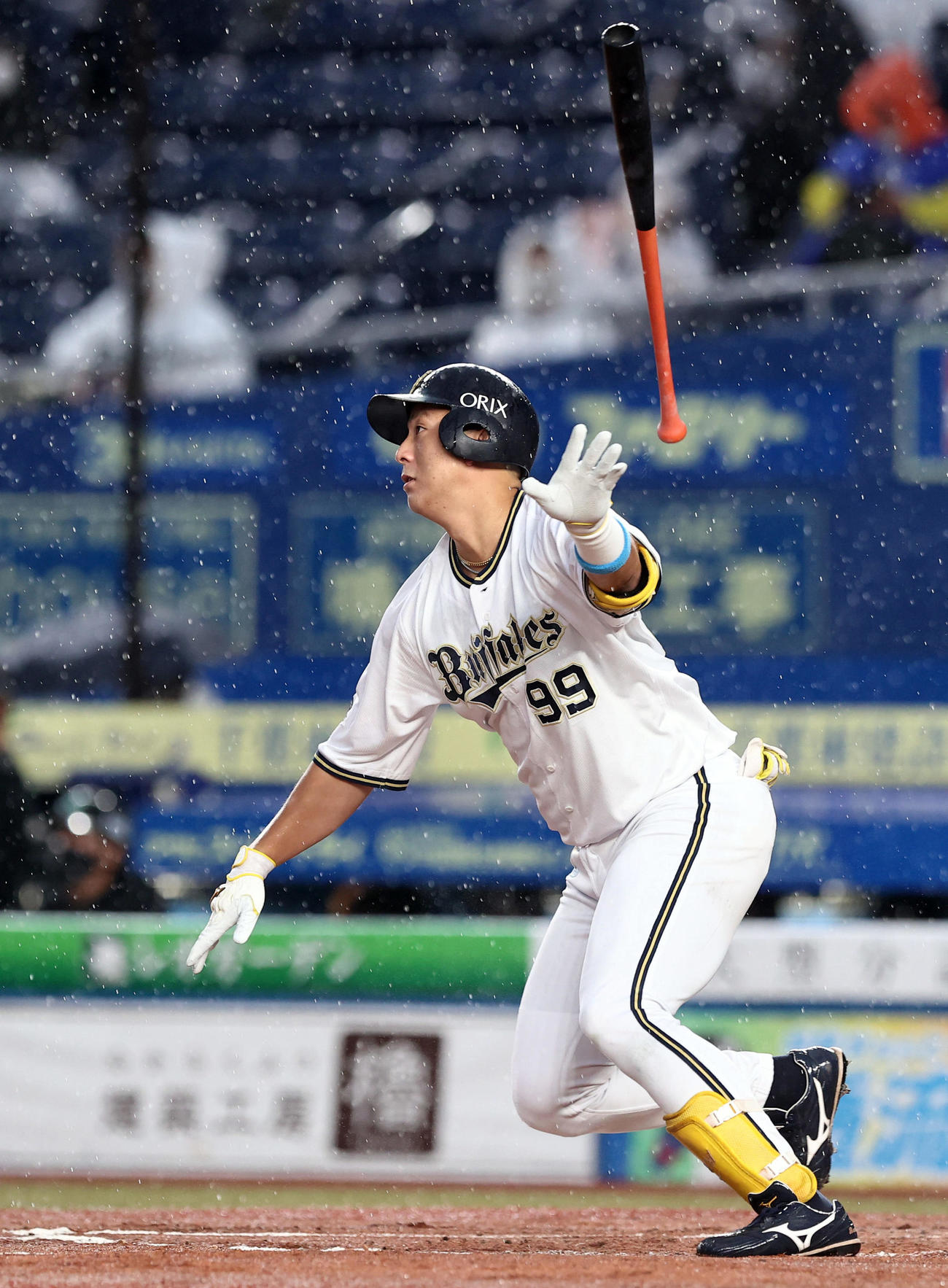 ロッテ対オリックス　1回表オリックス2死二塁、先制の中越え2点本塁打を放つ杉本（撮影・垰建太）