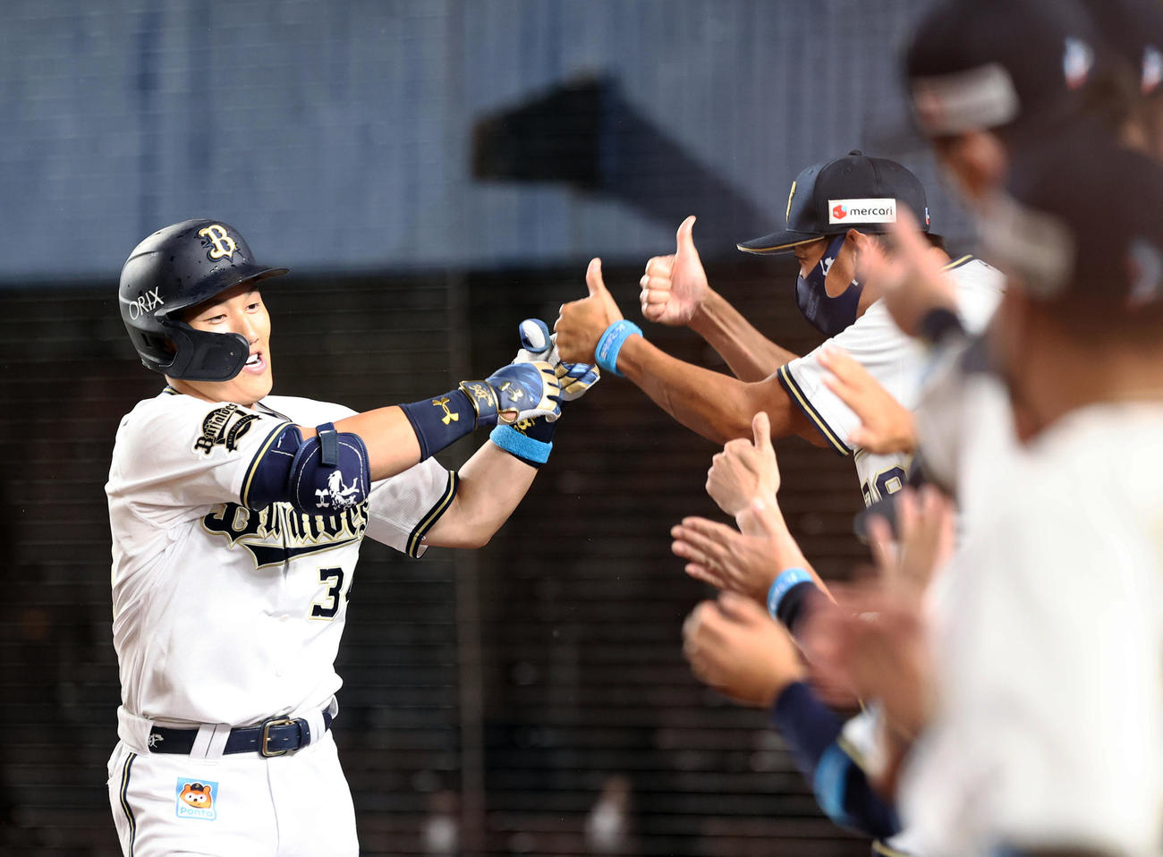 ロッテ対オリックス　5回表オリックス無死一塁、右越え2点本塁打を放ちナインの出迎えを受ける吉田正（撮影・垰建太）