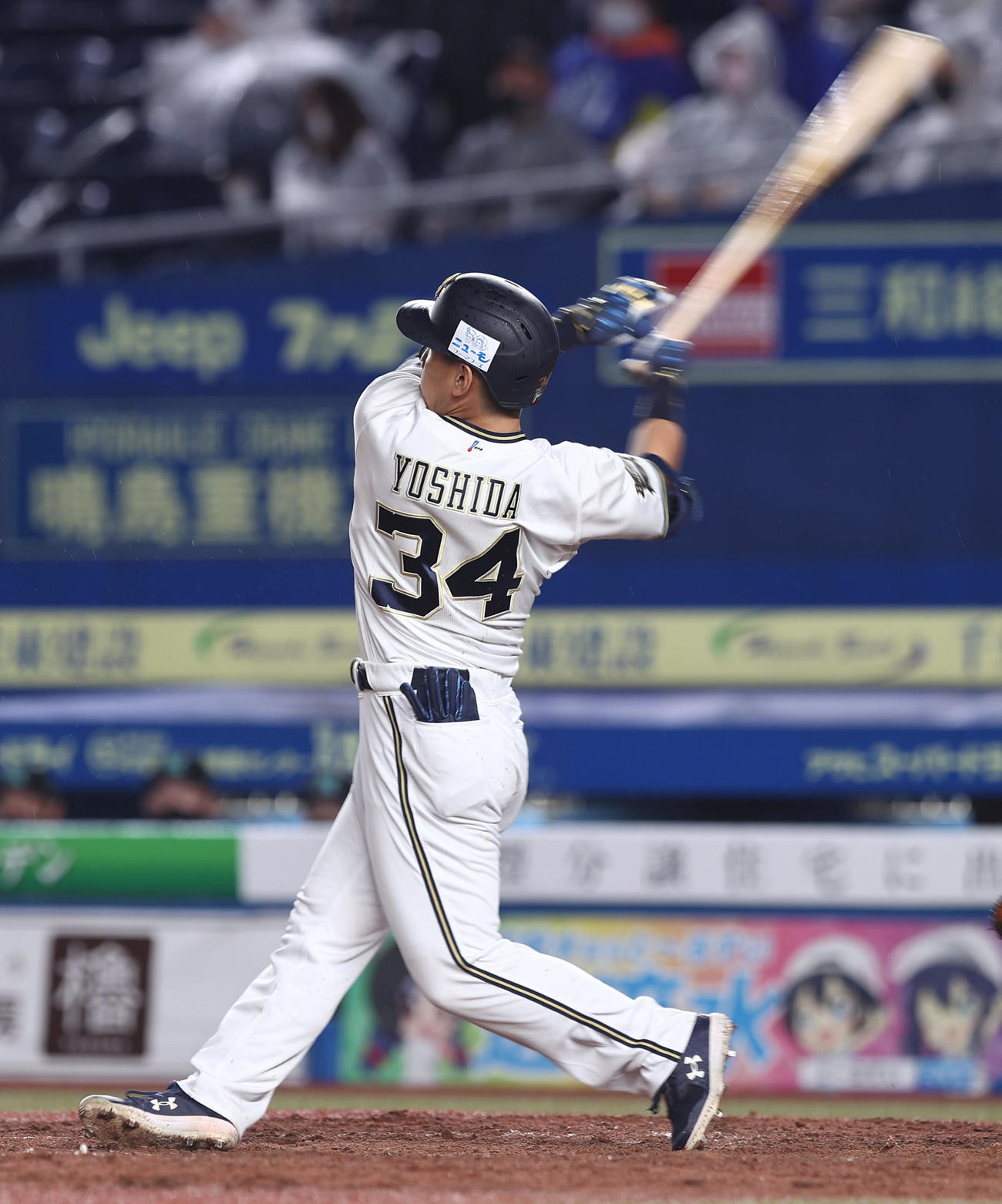 ロッテ対オリックス　5回表オリックス無死一塁、右越え2点本塁打を放つ吉田正（撮影・垰建太）