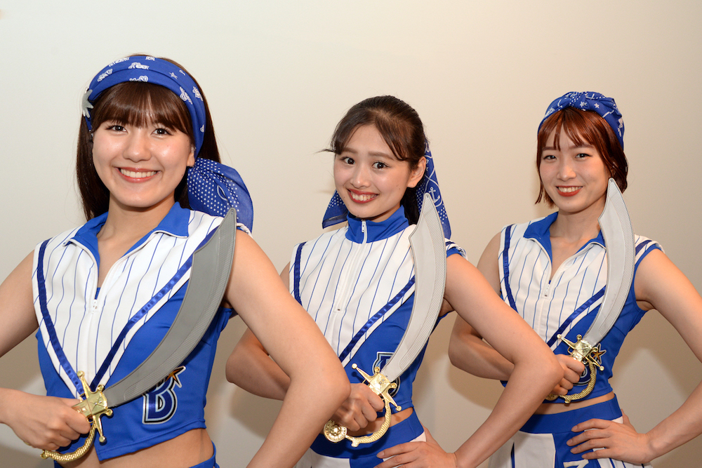 イベントで「DB海賊団」で配布されるバンダナを巻くディアーナ（球団提供）