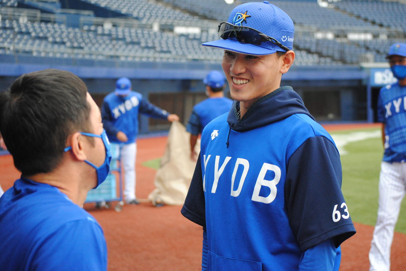 関根から金メダル獲得を祝福される、DeNA福本打撃投手兼査定担当補佐（左）