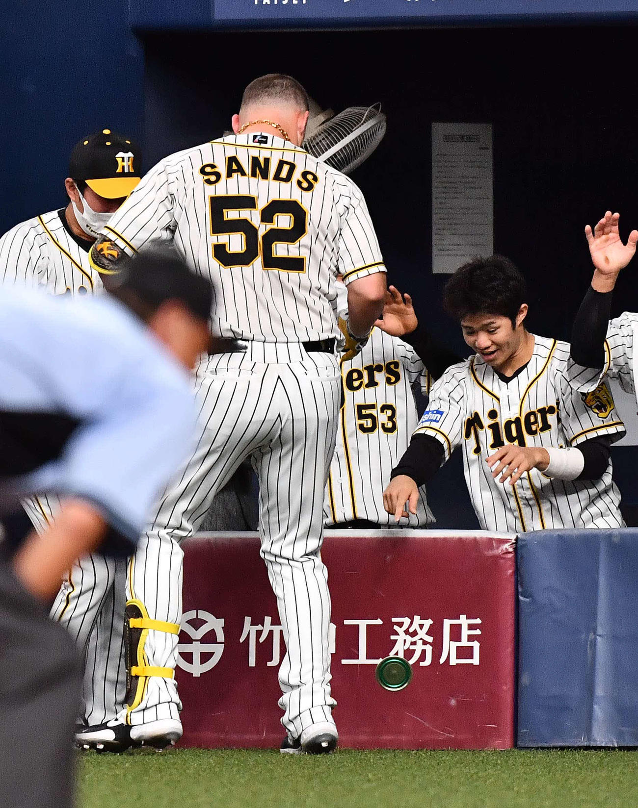 阪神対広島　4回裏阪神2死一、二塁、サンズは本塁打を放ちメダルを貰うもハッピーハンズの激しい動きにふたが取れる（撮影・上田博志）