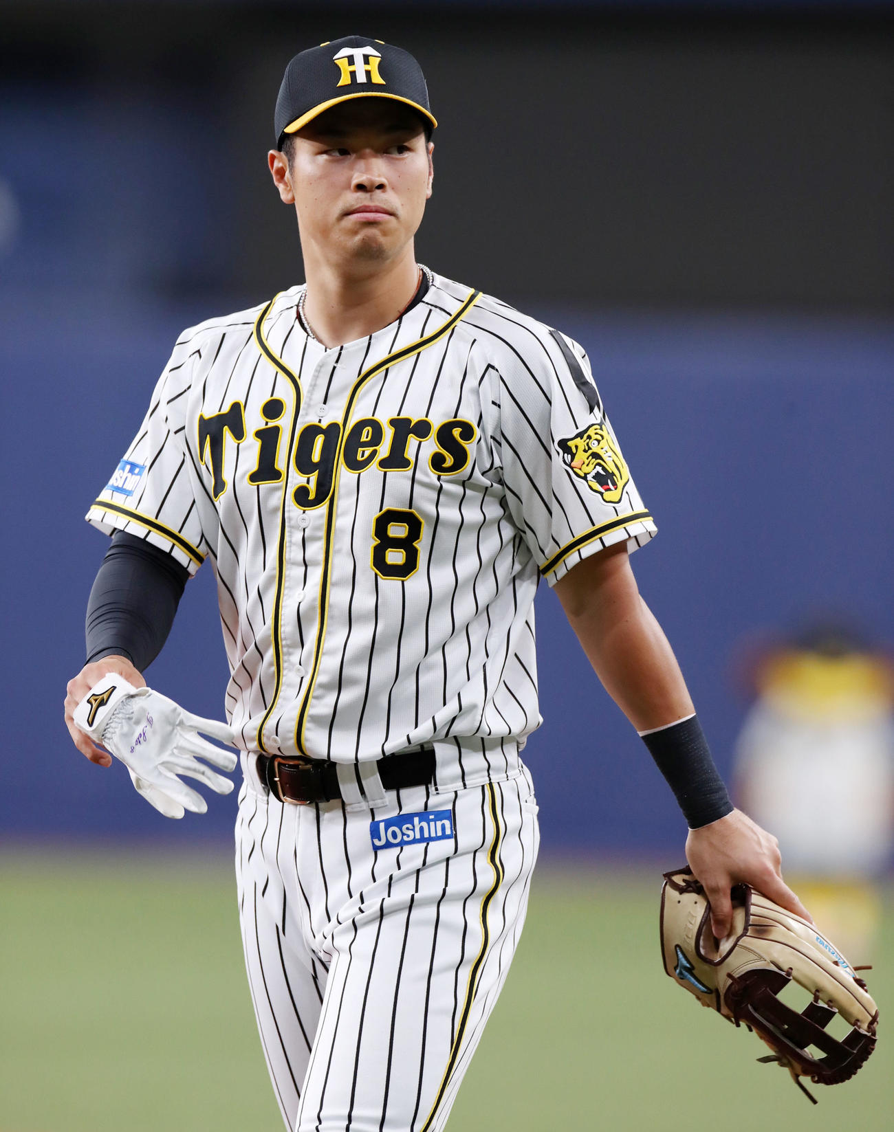 阪神対広島　中日の木下雄介投手逝去で喪章をつけてプレーする佐藤輝（撮影・加藤哉）