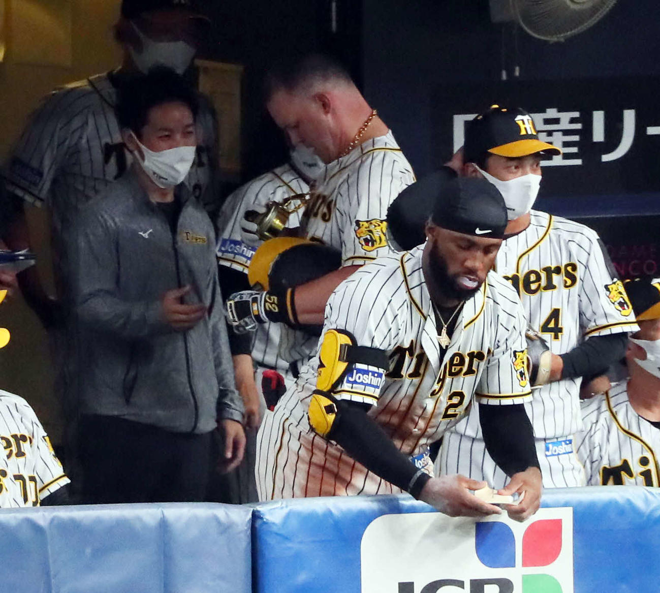阪神対広島　4回裏阪神2死一、二塁、サンズは左越え3点本塁打を放ち、金メダルを受け取が、丸い部分が落下する（撮影・宮崎幸一）