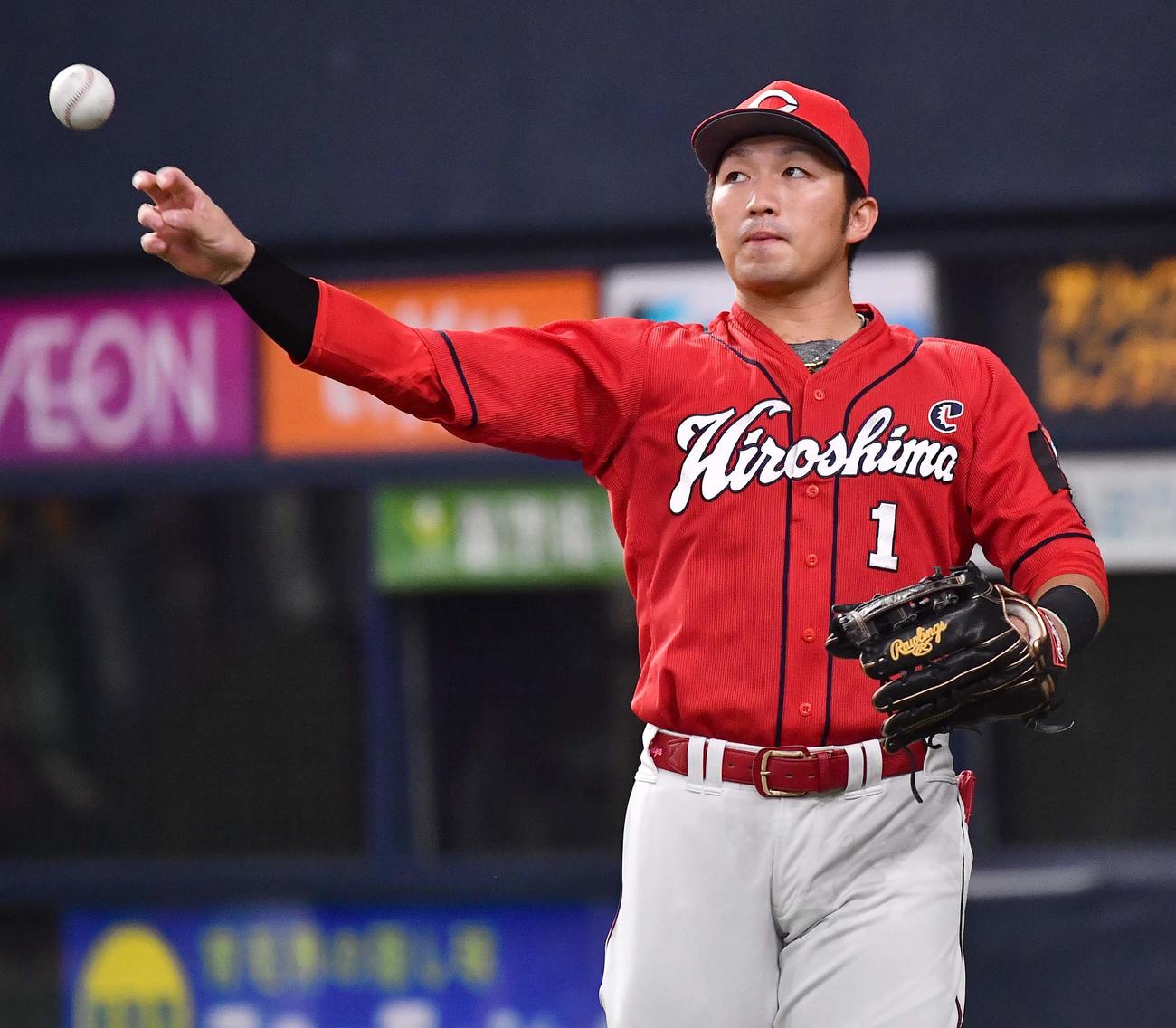 阪神対広島　亡くなった中日木下選手に弔意を表すため喪章をつける鈴木誠（撮影・上田博志）