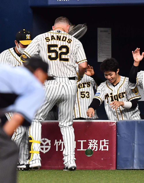 阪神対広島 4回裏阪神2死一、二塁、サンズは本塁打を放ちメダルを貰うもハッピーハンズの激しい動きにふたが取れる(撮影・上田博志)