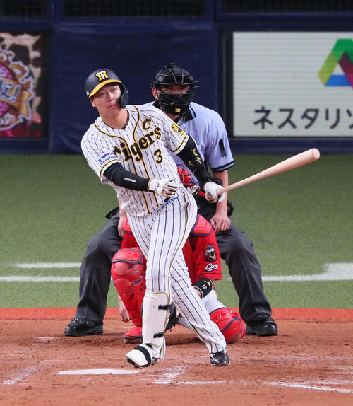 阪神対広島 4回裏阪神2死、大山は左越え本塁打を放つ(撮影・宮崎幸一)