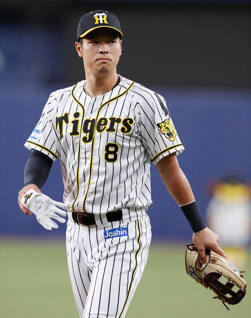 阪神対広島 中日の木下雄介投手逝去で喪章をつけてプレーする佐藤輝(撮影・加藤哉)