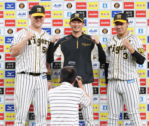 阪神対広島 サンズ(左)、大山(右)と並んでお立ち台で笑顔を見せる二保(撮影・加藤哉)