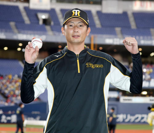 阪神対広島 移籍初勝利を決めウイニングボールを手にポーズを決める二保(撮影・加藤哉)