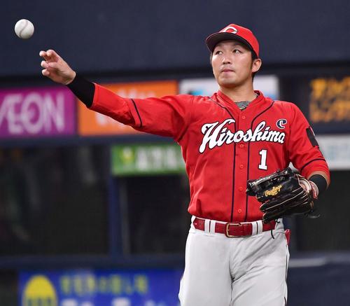 阪神対広島 亡くなった中日木下選手に弔意を表すため喪章をつける鈴木誠(撮影・上田博志)