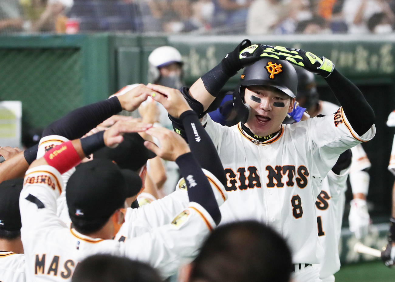 巨人対中日　1回裏巨人無死一、二塁、右越え3点本塁打を放ち「丸ポーズ」を決める丸（撮影・足立雅史）