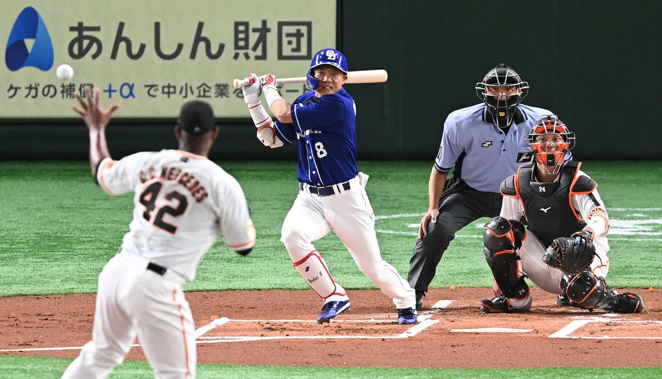 巨人対中日　1回表中日1死二塁、大島は中前適時打を放つ。投手メルセデス（撮影・山崎安昭）