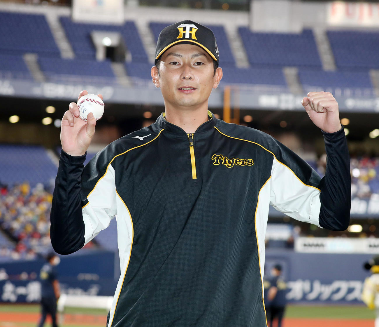 阪神対広島　移籍初勝利を決めウイニングボールを手にポーズを決める二保（撮影・加藤哉）