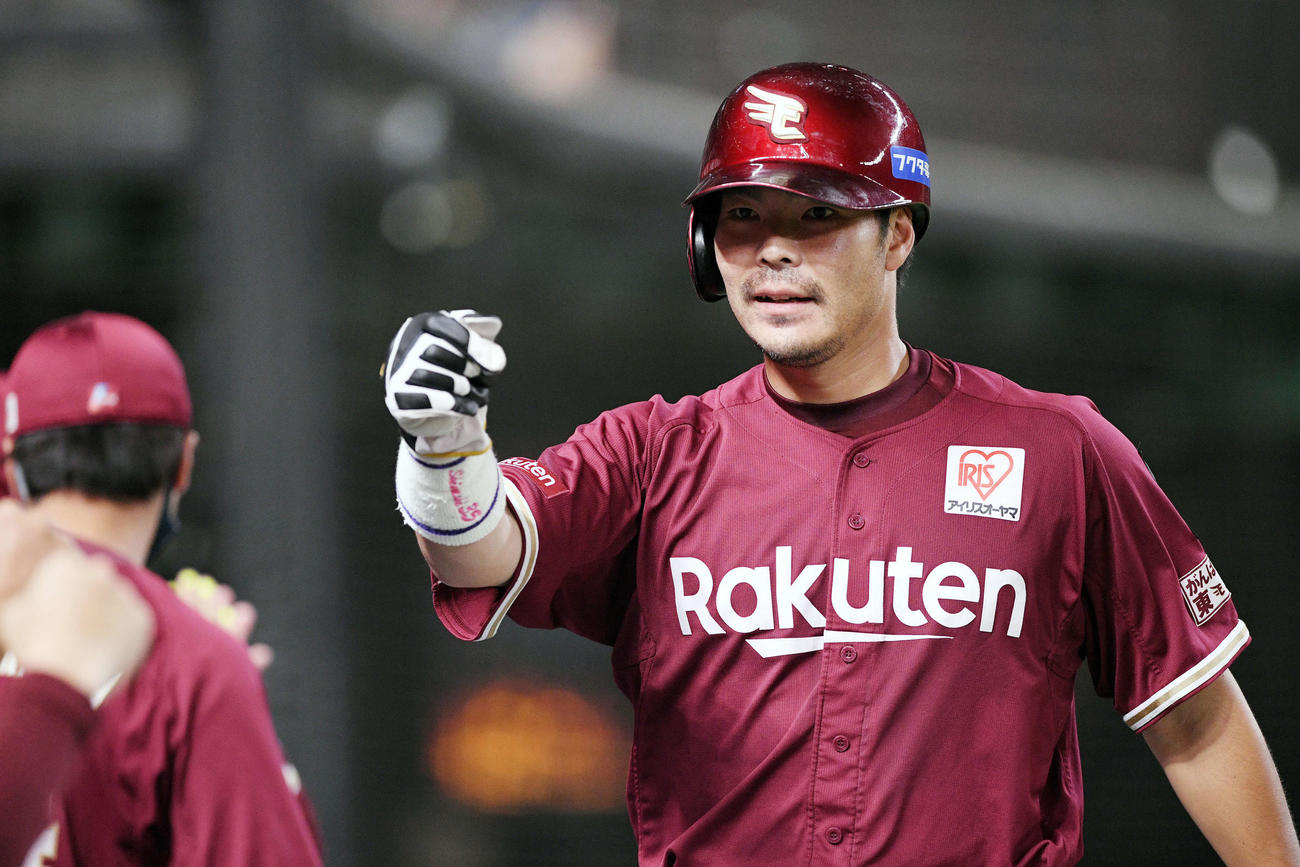 西武対楽天　8回表楽天無死一塁、岡島の適時二塁打から生還した島内はナインとタッチを交わす（撮影・滝沢徹郎）