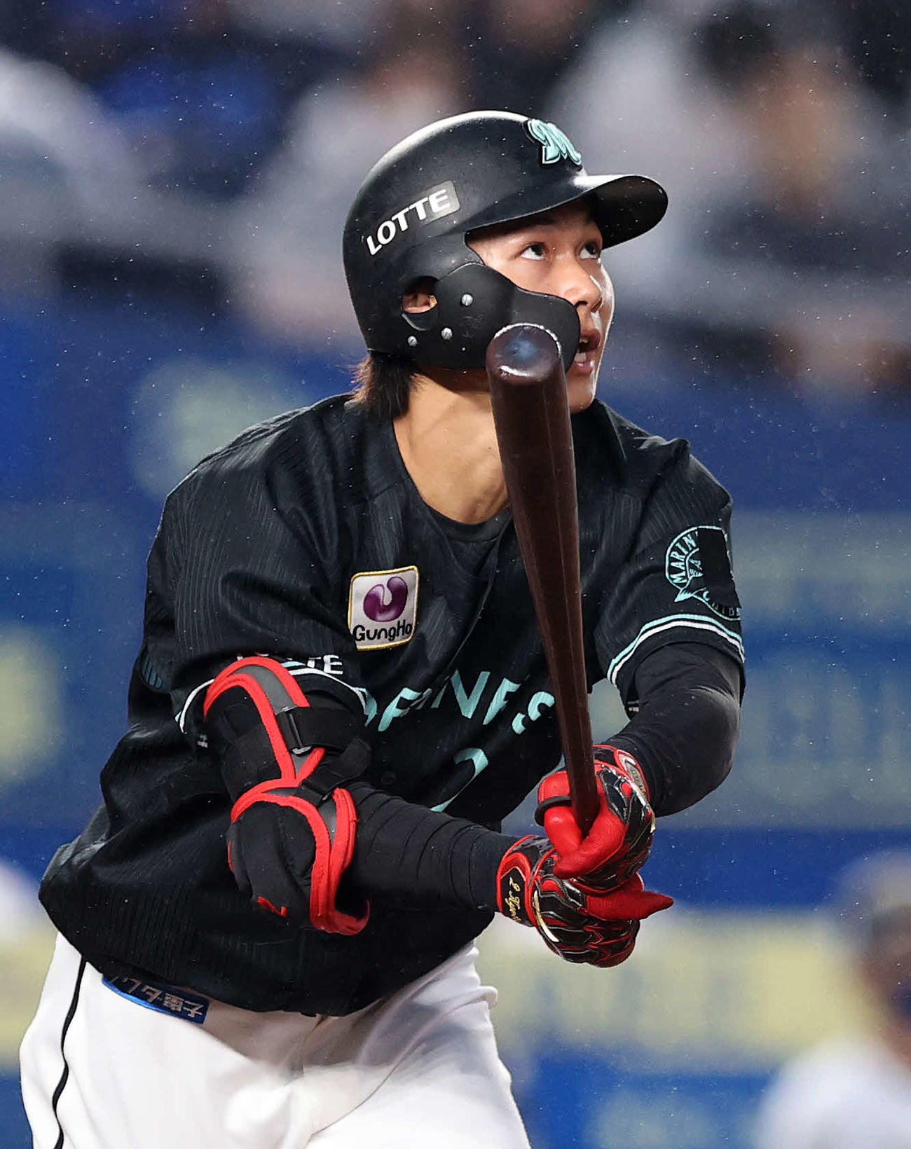 ロッテ対オリックス　2回裏ロッテ2死二塁、喪章を付けた藤原は右越え本塁打を放つ（撮影・鈴木正人）