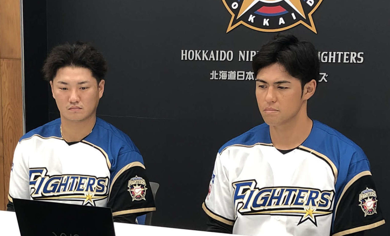 鎌ケ谷でオンライン入団会見に臨んだ佐藤（左）と木村（球団提供）