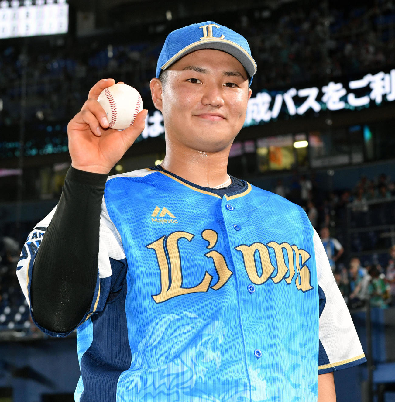 19年8月10日、ロッテ戦でプロ初本塁打を放った西武佐藤は記念球を手にポーズ