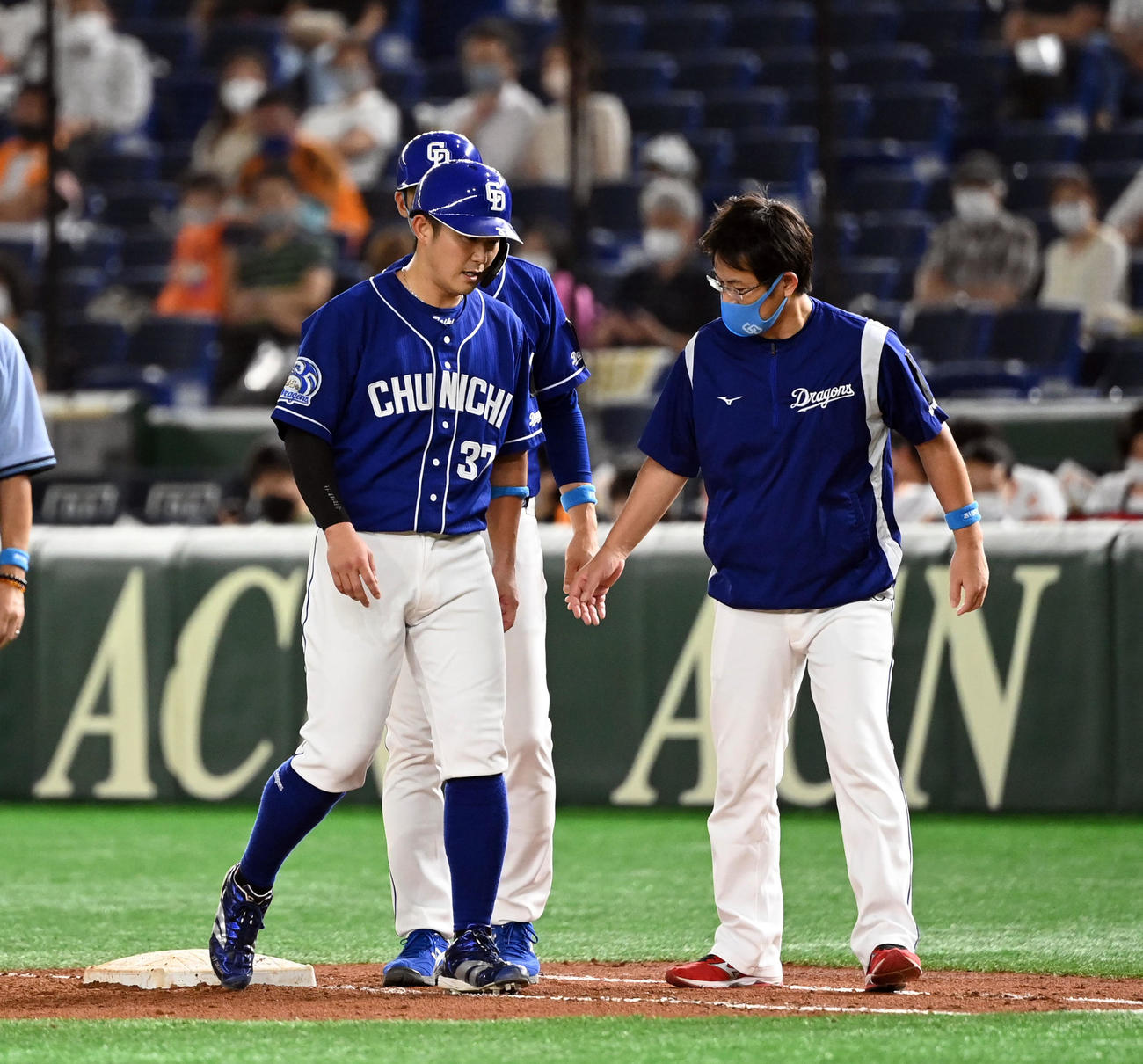 13日の巨人対中日　5回表中日2死一塁、右前安打を放った三ツ俣は足を負傷しベンチに下がる（撮影・たえ見朱実）