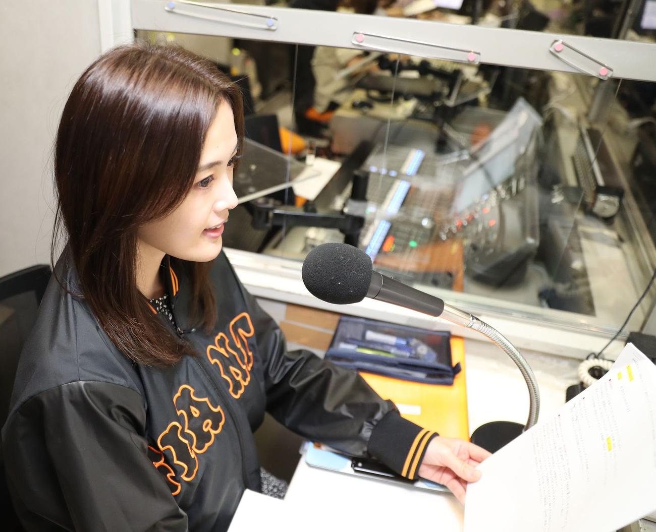 14日の中日戦で1軍デビューを果たした巨人の新ウグイス嬢の山本菜月さん（球団提供）
